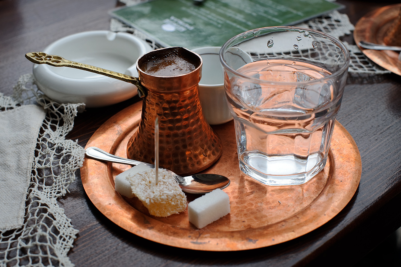 Почему турки пьют. Подача кофе. Красивая подача кофе. Необычная подача чая. Кофе по турецки подача.