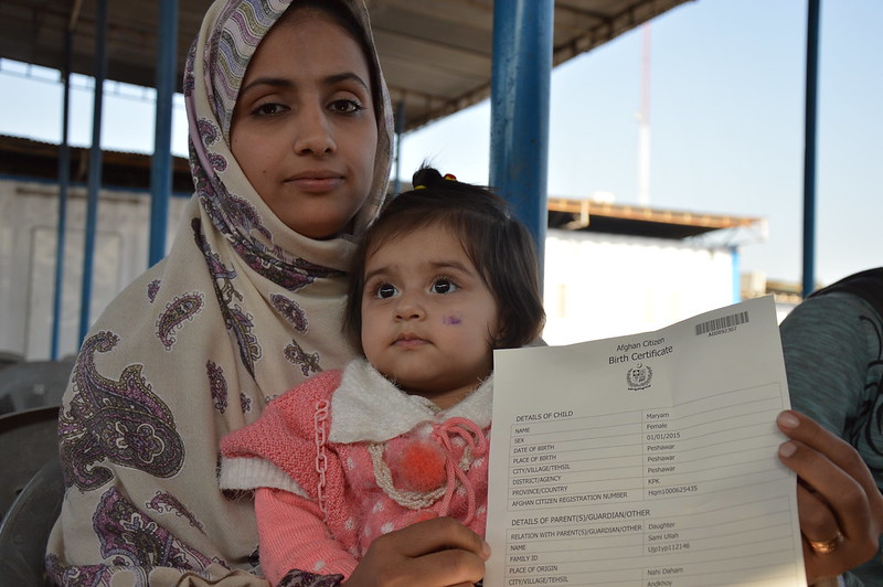 An Afghan refugee in Pakistan registers her daughter to appear on UNHCR's database and get a birth certificate -European Union/ECHO/Pierre Prakash