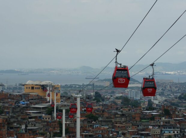Gondola over the Complexo do Alemão favela. Photo by Sebástian Freire for "The right to health in Brazilian favelas" story