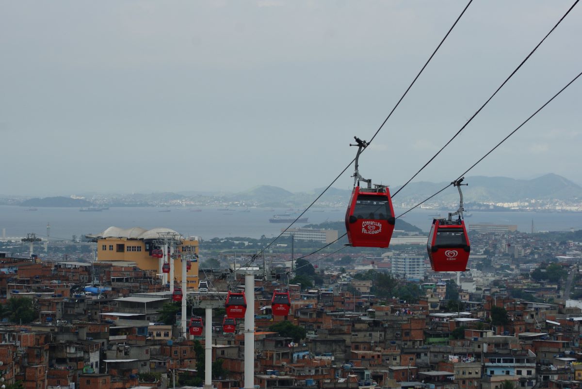 Gondola over the Complexo do Alemão favela. Photo by Sebástian Freire for "The right to health in Brazilian favelas" story